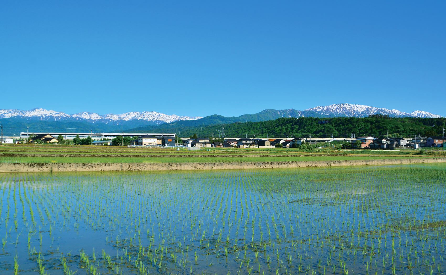 黒部宇奈月温泉駅と立山連峰