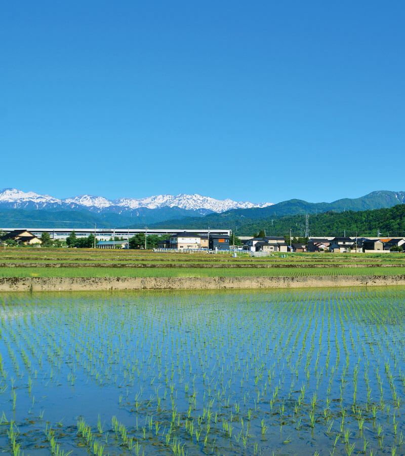 黒部宇奈月温泉駅と立山連峰